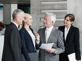 jüngere und ältere Geschäftsleute beim Gespräch