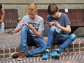 Jugendliche mit Smartphone