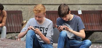 Jugendliche mit Smartphone