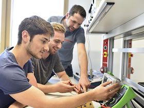 junge Auszubildende an technischem Gerät