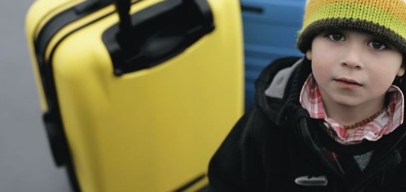 Junge blickt in die Kamera, Flughafen