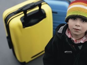 Junge blickt in die Kamera, Flughafen