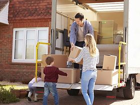 Junge Familie beim Umzug
