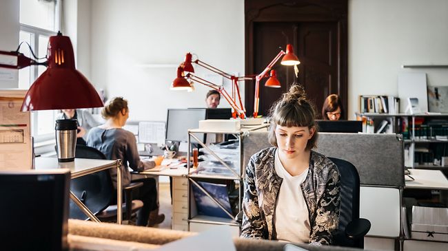 Junge Frau arbeitet im Büro