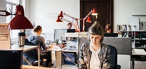 Junge Frau arbeitet im Büro