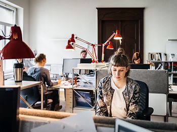 Junge Frau arbeitet im Büro