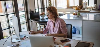 Junge Frau arbeitet im HomeOffice
