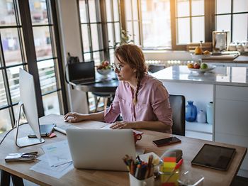 Junge Frau arbeitet im HomeOffice