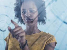 junge Frau bedient transparenten Touchscreen
