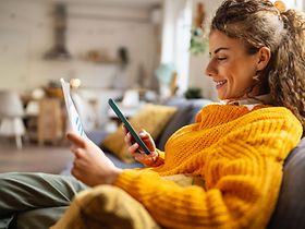 junge Frau bezahlt mit E Banking