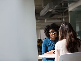 Junge Frauen Vorstellungsgespräch