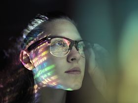 Junge Frau mit Brille und Daten