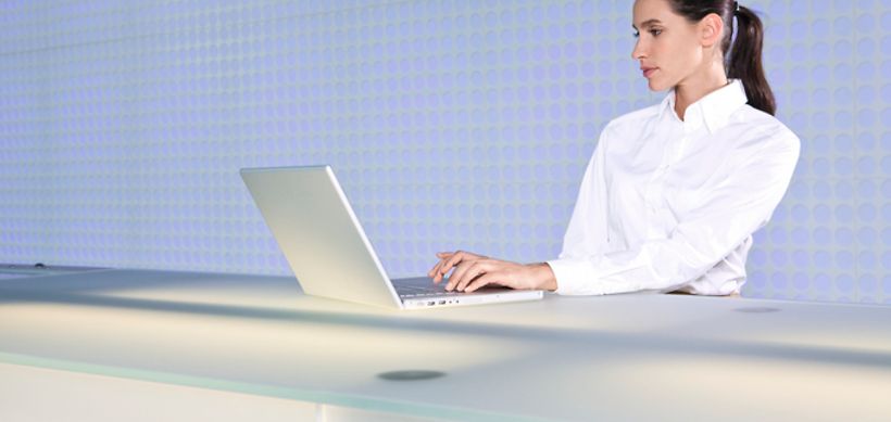 Junge Frau schaut in Laptop