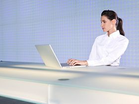 Junge Frau schaut in Laptop