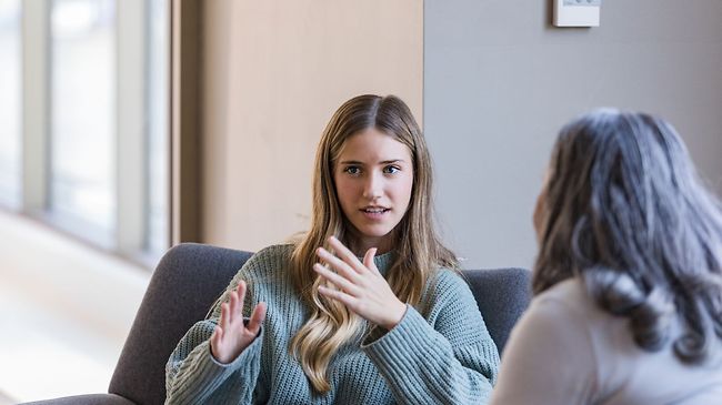 Junge Frau studiert