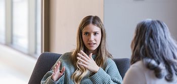 Junge Frau studiert