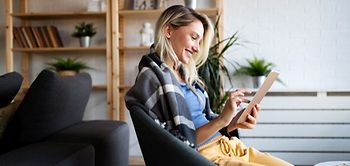 Junge Frau Tablet Wohnzimmer Wohnen Wohnung