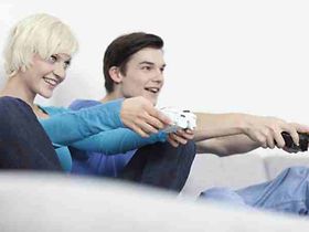 Junge Frau und junger Mann beim Computerspiel