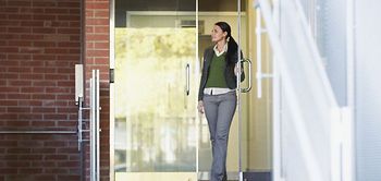 Junge Frau verlässt Gebäude