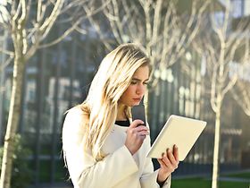 Junge Frau vor Laptop und Handy
