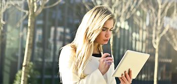 Junge Frau vor Laptop und Handy