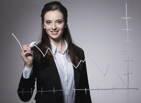Junge Frau zeichnet Umsatzkurve