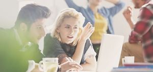 junge Leute arbeiten am Computer