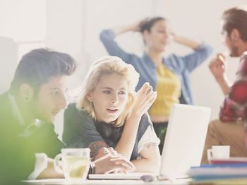 junge Leute arbeiten am Computer