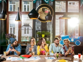 Junge Leute Diversity Smartphones Apartment