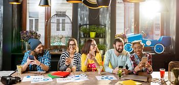 Junge Leute Diversity Smartphones Apartment