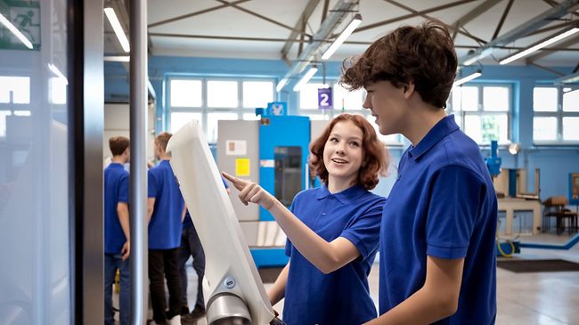 Junge Menschen arbeiten