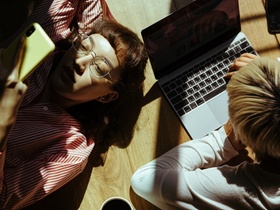 Junge Menschen Handy Laptop