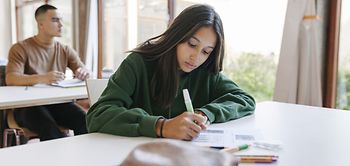 Junge Studentin am Lernen