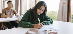 Junge Studentin am Lernen