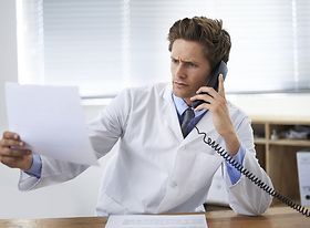 Junger Arzt im Telefonat