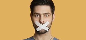 Junger Erwachsener mit Tape beklebtem Mund