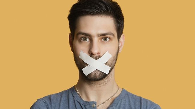 Junger Erwachsener mit Tape beklebtem Mund