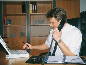 Junger Geschäftsmann am Schreibtisch