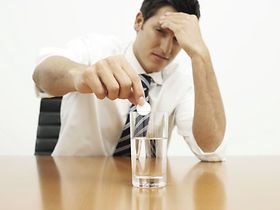 Junger Geschäftsmann hat Kopfweh