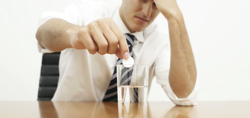 Junger Geschäftsmann hat Kopfweh