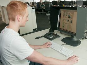 Junger Mann am Computer