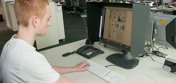 Junger Mann am Computer