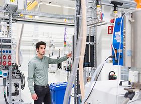 Junger Mann inmitten von Maschinen