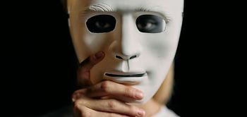 Junger Mensch mit Maske