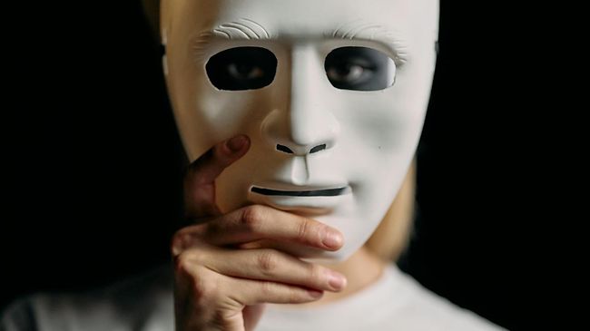 Junger Mensch mit Maske