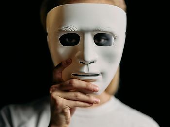 Junger Mensch mit Maske