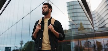 Junger Student in der Stadt