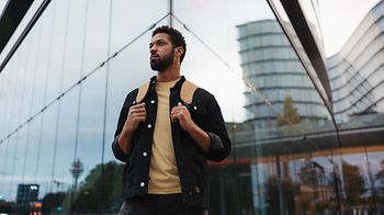 Junger Student in der Stadt
