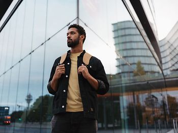 Junger Student in der Stadt