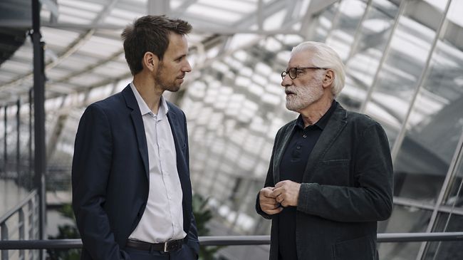 Junger und alter Mann in Nachfolgegespräch